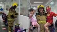Bombeiro entra em brincadeira do Dia das Crian&ccedil;as e encanta filhos ao ir &agrave; escola de uniforme