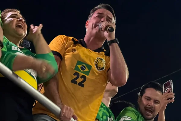 Flávio Bolsonaro chega ao 2º turno com novos aliados e investigações no STF - destaque galeria