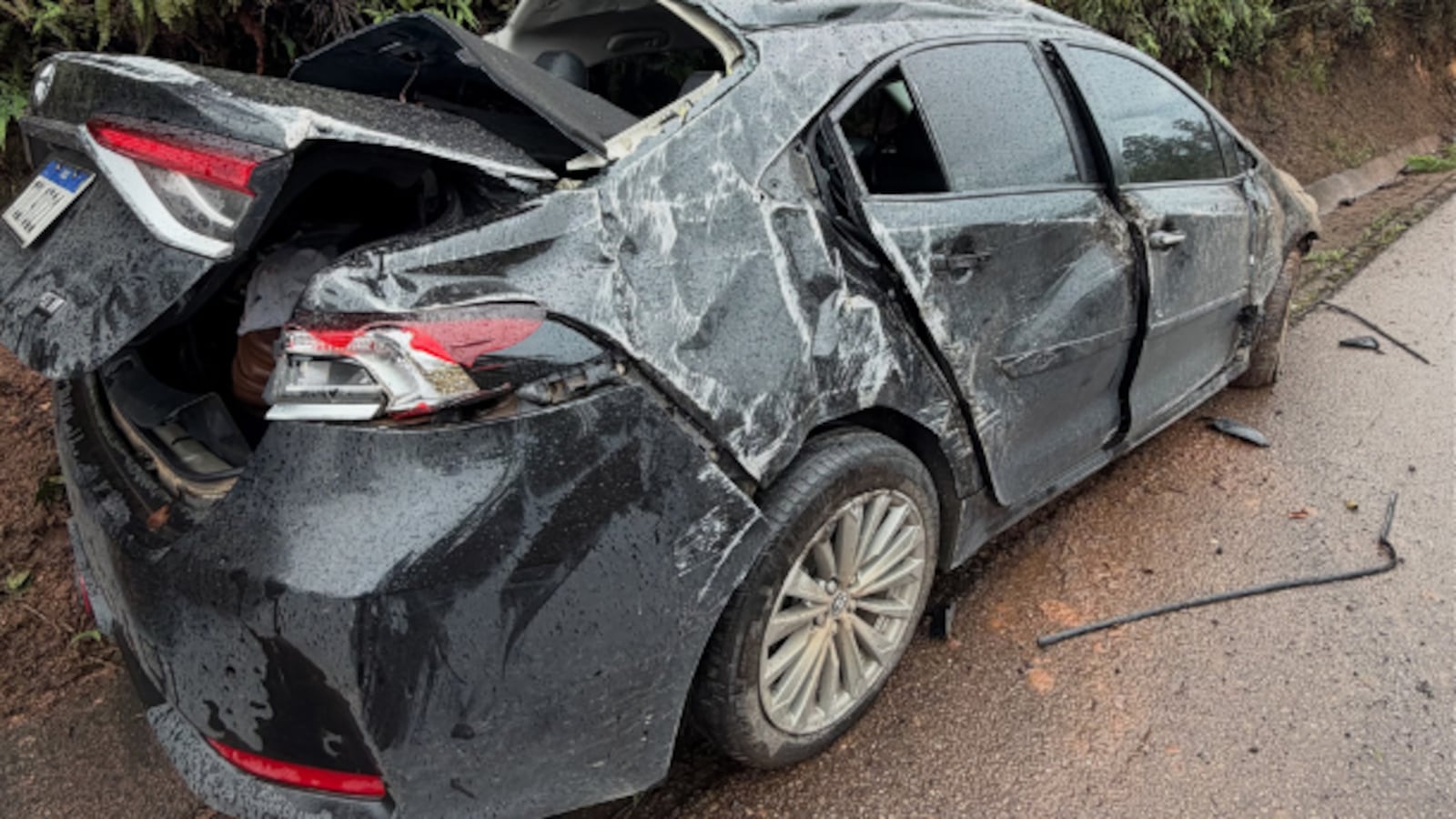 Carro ficou destruído Reprodução/REDES SOCIAIS