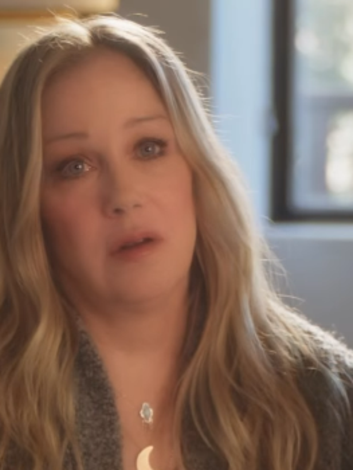 Christina Applegate chora ao contar que recebeu diagnóstico errado de esclerose múltipla: 'De volta à estaca zero'