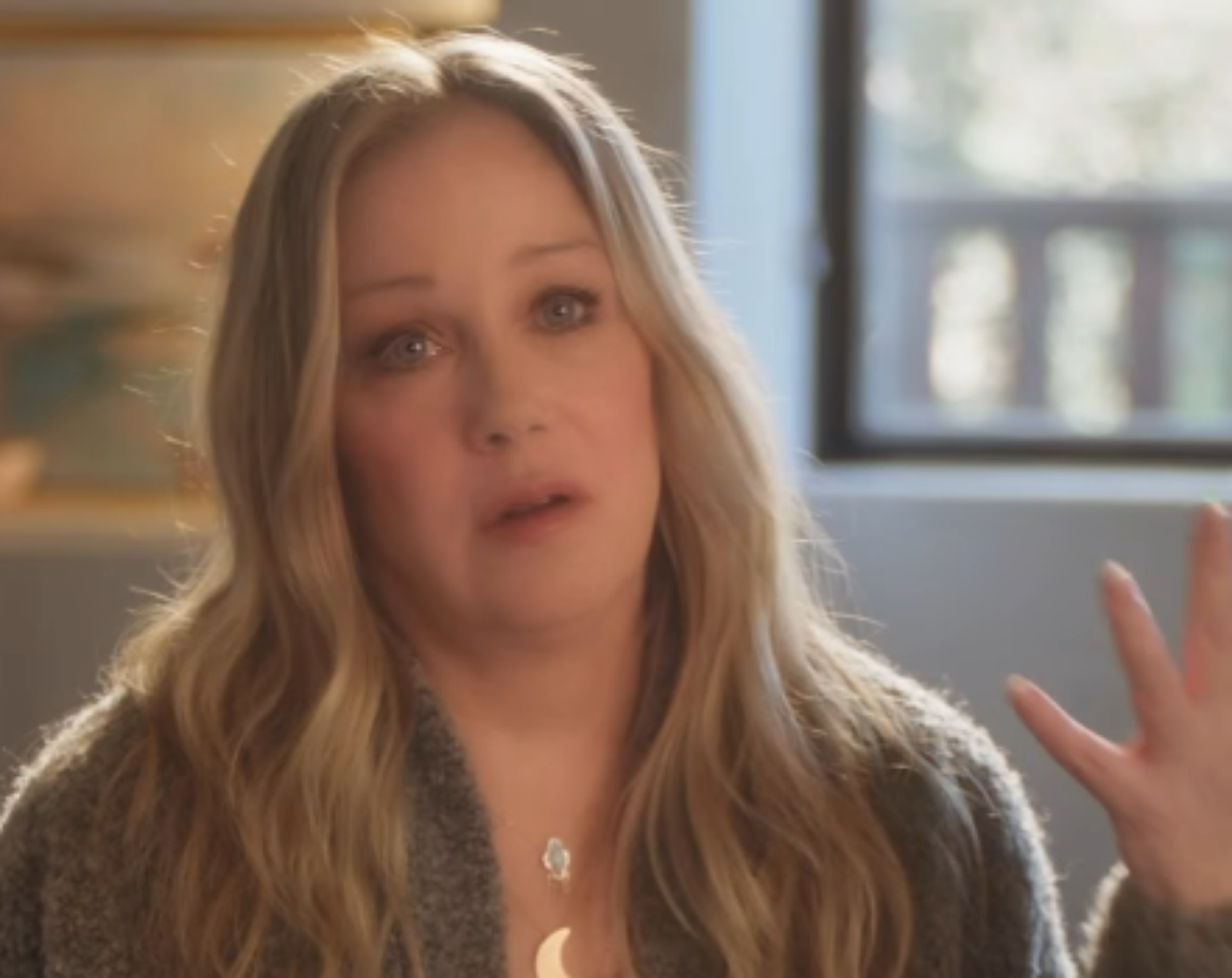 Christina Applegate chora ao contar que recebeu diagn&oacute;stico errado de esclerose m&uacute;ltipla
