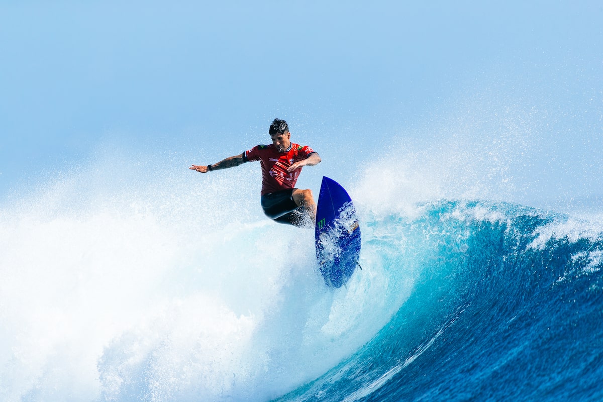 Surfe: norte-americano frustra brasileiros, bate Medina na final e leva etapa de Peniche na WSL