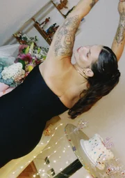 Thais Carla abre álbum de fotos e mostra comemoração dos 35 anos