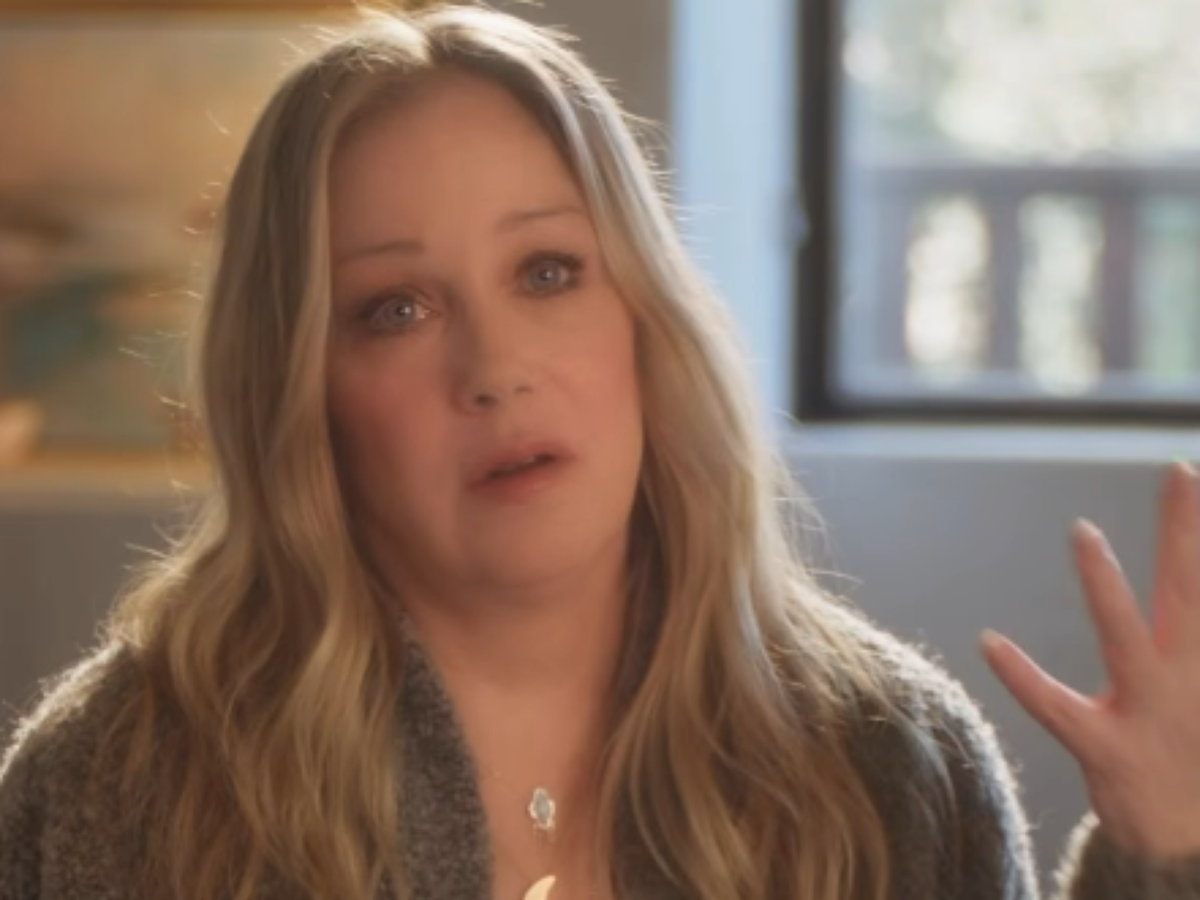 Christina Applegate chora ao contar que recebeu diagnóstico errado de esclerose múltipla: 'De volta à estaca zero'