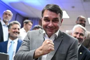 Imagem da matéria: Flávio venceu em 86% dos locais de votação em áreas de milícias no Rio