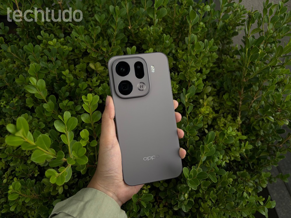 OPPO Find X9 Pro tem bateria de 7.500 mAh — Foto: Cecile Mendonça/TechTudo