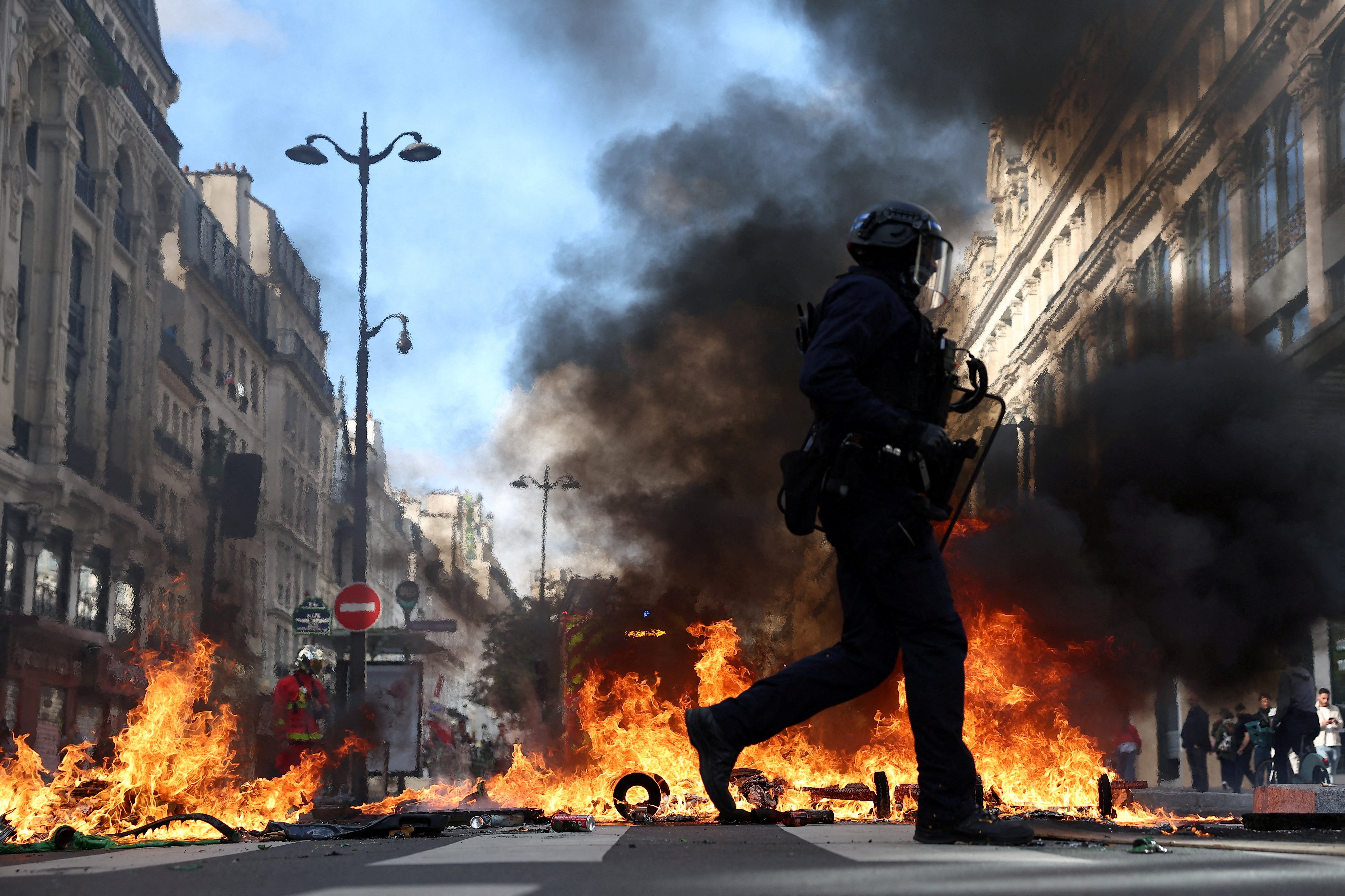 Polícia usa gás lacrimogêneo e entra em confronto com manifestantes em protestos contra o custo de vida na França