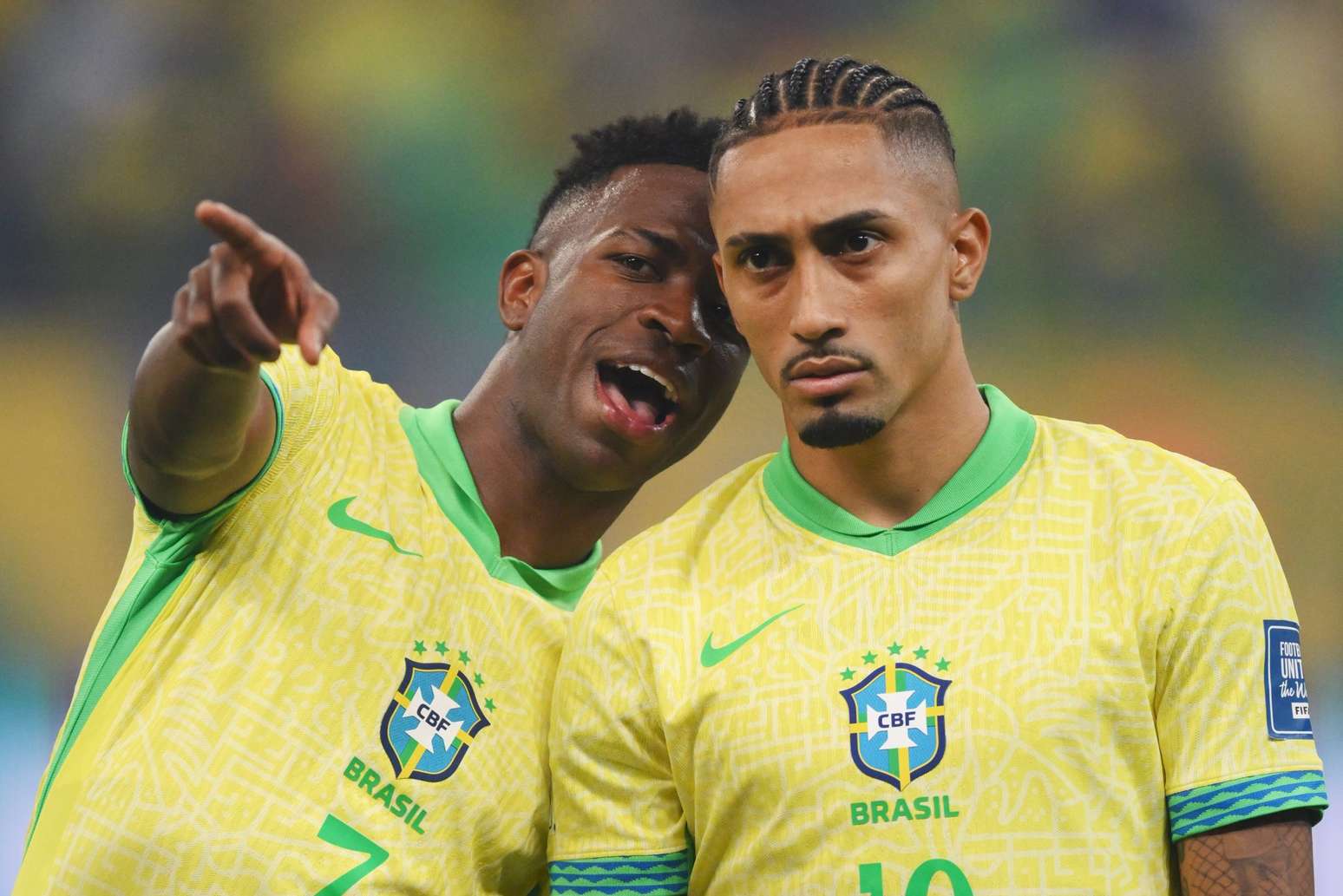 Vinicius Junior e Raphinha pela Sele&ccedil;&atilde;o Brasileira