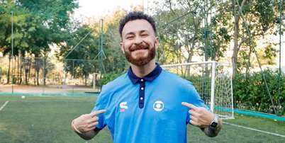 Fred Bruno posa com camisa do setor esportivo da Globo Foto: Reprodu&ccedil;&atilde;o | Globoplay