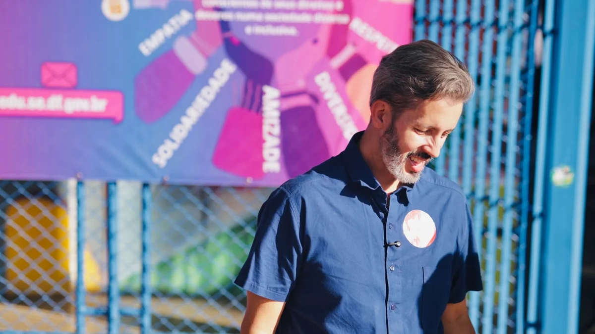 Leandro Grass participa de ato com paralisação dos professores do DF