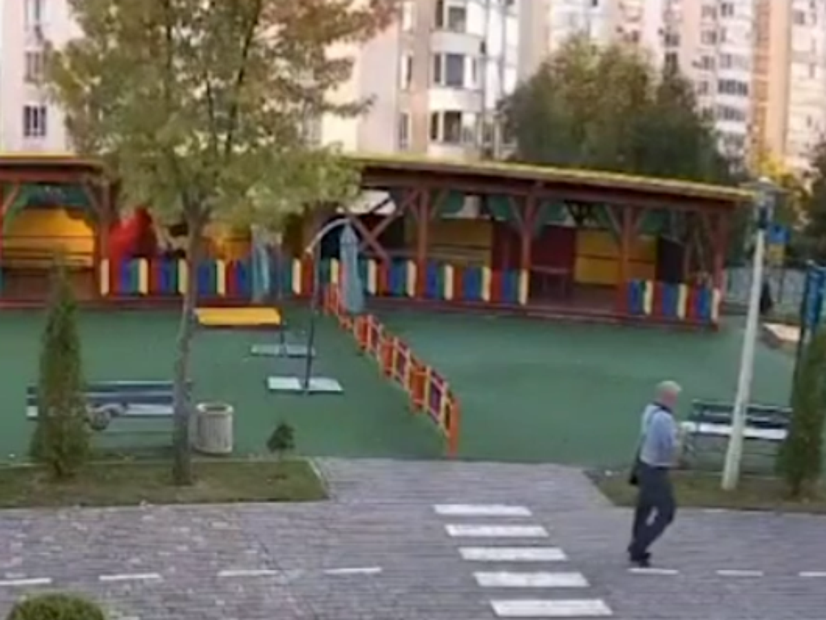 Homem escapa por pouco de ataque de drone russo perto de Kiev, capital da Ucrânia