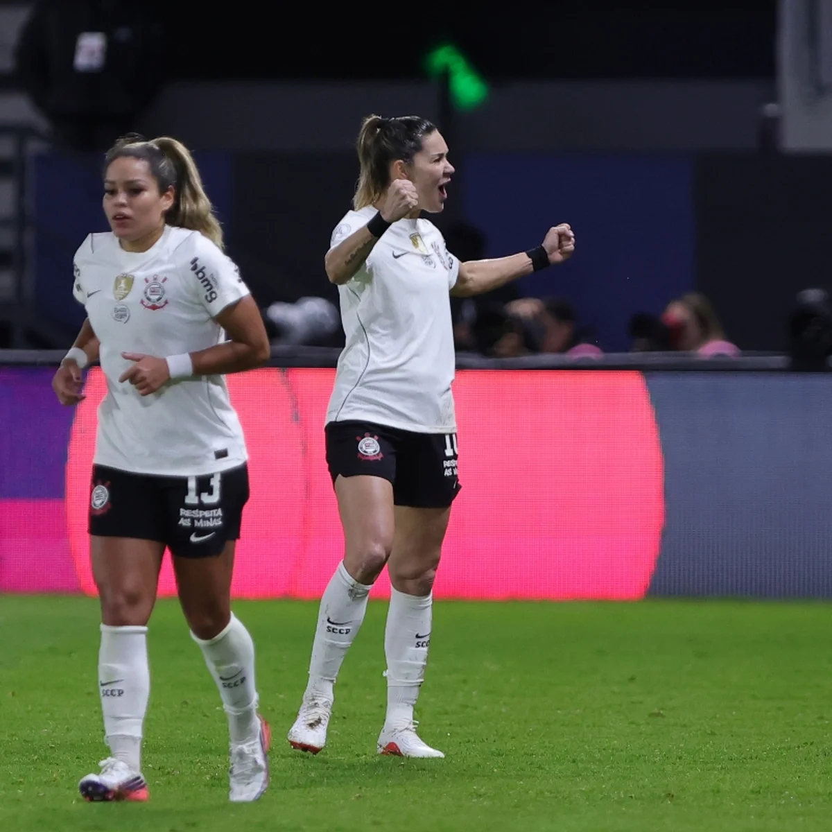 Libertadores Feminina: Corinthians goleia Dragonas e avança para semifinal