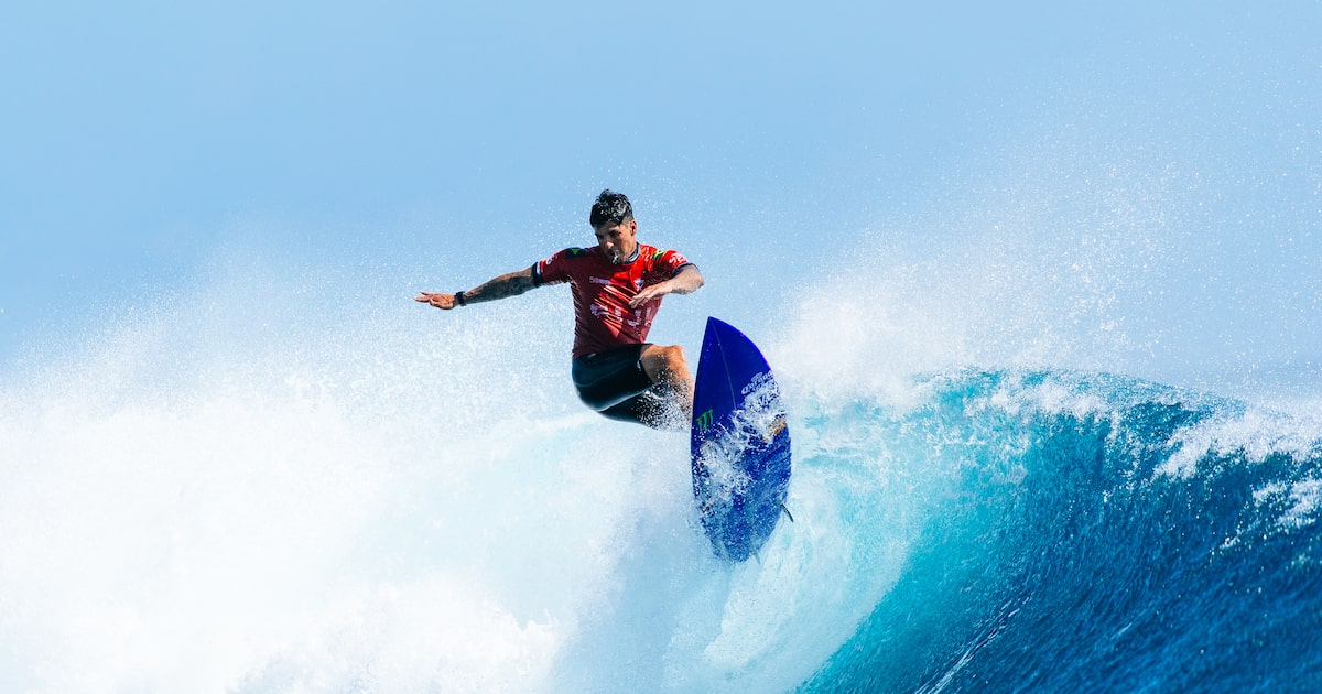 Surfe: norte-americano frustra brasileiros, bate Medina na final e leva etapa de Peniche na WSL