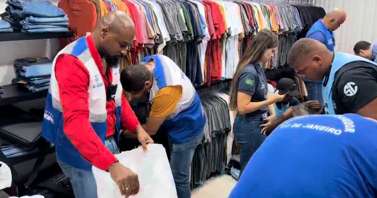 Procon apreende 742 peças de roupas falsificadas e interdita loja em Campo Grande, no Rio