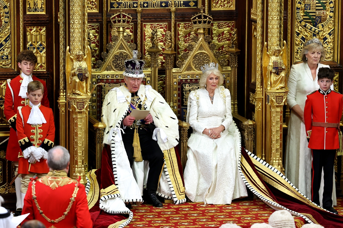 Rei Charles e Camilla vivem crise no casamento por causa de livro de Diana