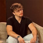 Imagem da matéria: Buracos negros “andarilhos” podem revelar a história secreta de suas galáxias