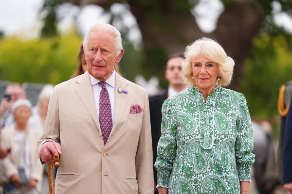 Rei Charles e Camilla vivem crise no casamento por causa de livro de Diana