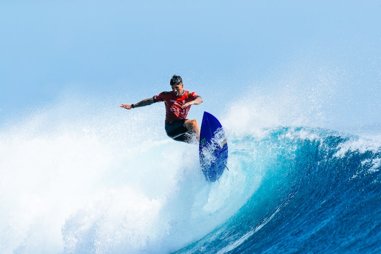 Surfe: norte-americano frustra brasileiros, bate Medina na final e leva etapa de Peniche na WSL