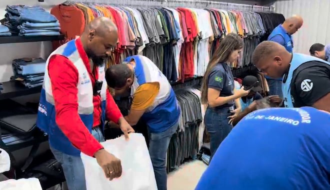 Procon apreende 742 peças de roupas falsificadas e interdita loja em Campo Grande, no Rio