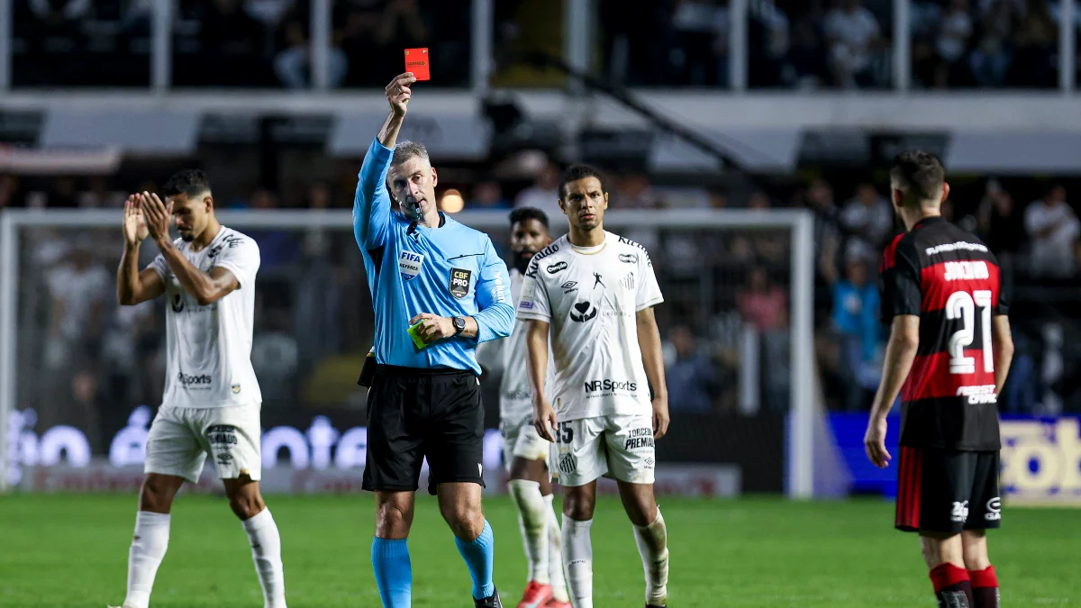 Brasileirão: VAR leva quase 10 minutos em Santos x Flamengo e bate recorde