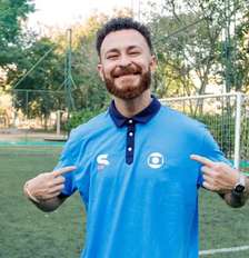 Fred Bruno posa com camisa do setor esportivo da Globo Foto: Reprodução | Globoplay
