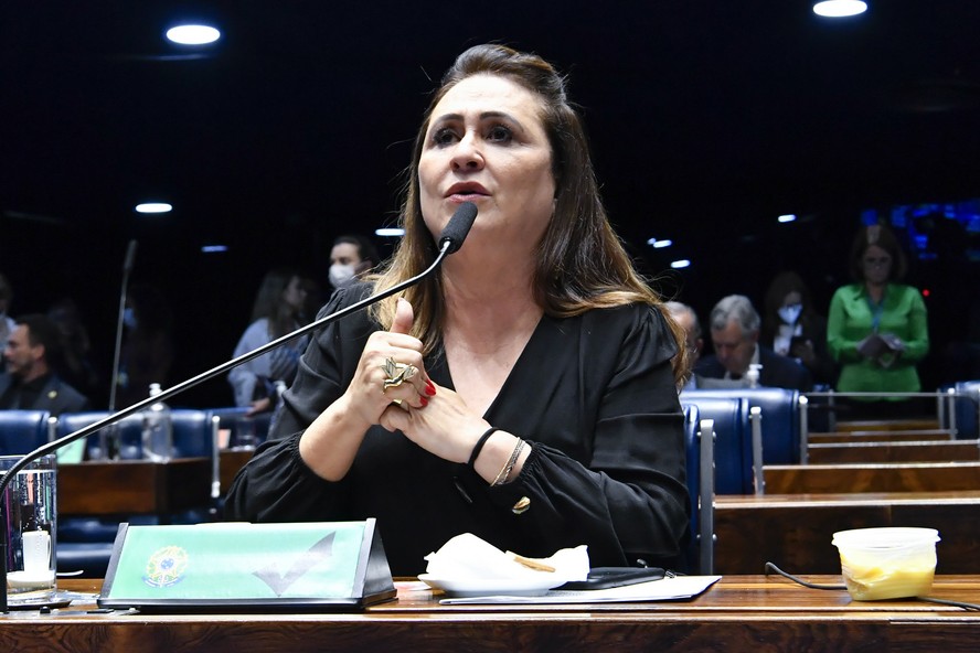 Kátia Abreu é aplaudida em reunião do PT ao dizer que campanha de Lula é comandada por ‘paulistas sem voto’ e pedir ‘menos Janja e mais Alckmin’