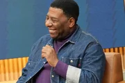 Netinho de Paula posa sorridente durante programa