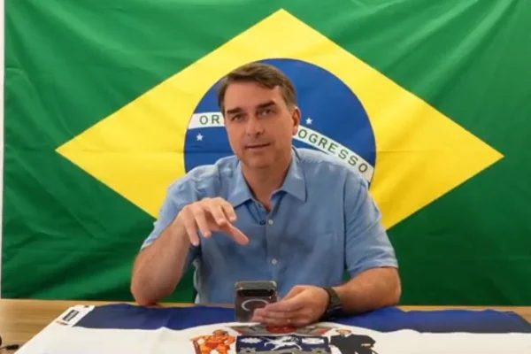 Flávio venceu em 86% dos locais de votação em áreas de milícias no Rio - destaque galeria