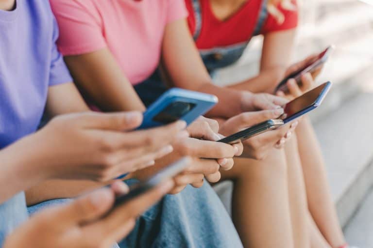 Menores conseguem baixar apps que criam nudes com IA, aponta investigação