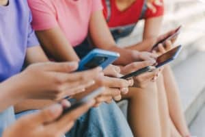Menores conseguem baixar apps que criam nudes com IA, aponta investigação