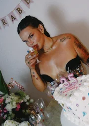 Thais Carla abre álbum de fotos e mostra comemoração dos 35 anos