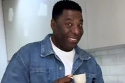 Netinho de Paula posa para as redes sociais tomando um café