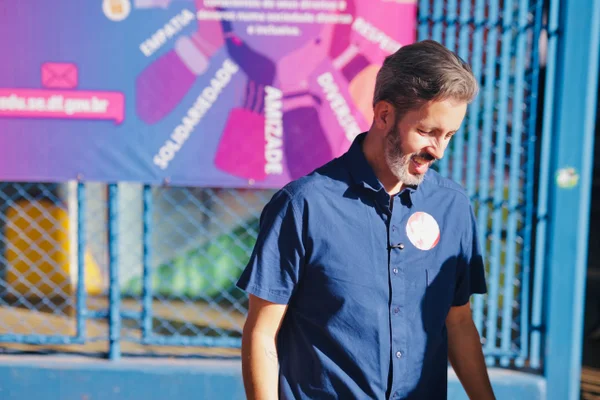 Leandro Grass participa de ato com paralisação dos professores do DF