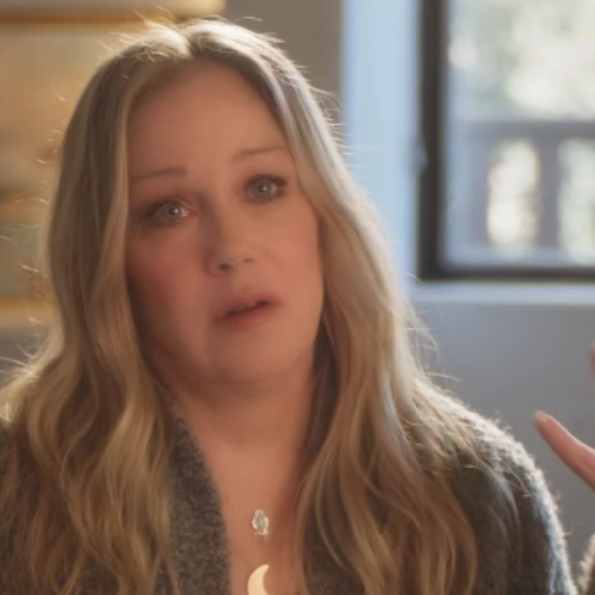Christina Applegate chora ao contar que recebeu diagnóstico errado de esclerose múltipla: 'De volta à estaca zero'