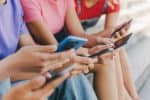 Menores conseguem baixar apps que criam nudes com IA, aponta investigação