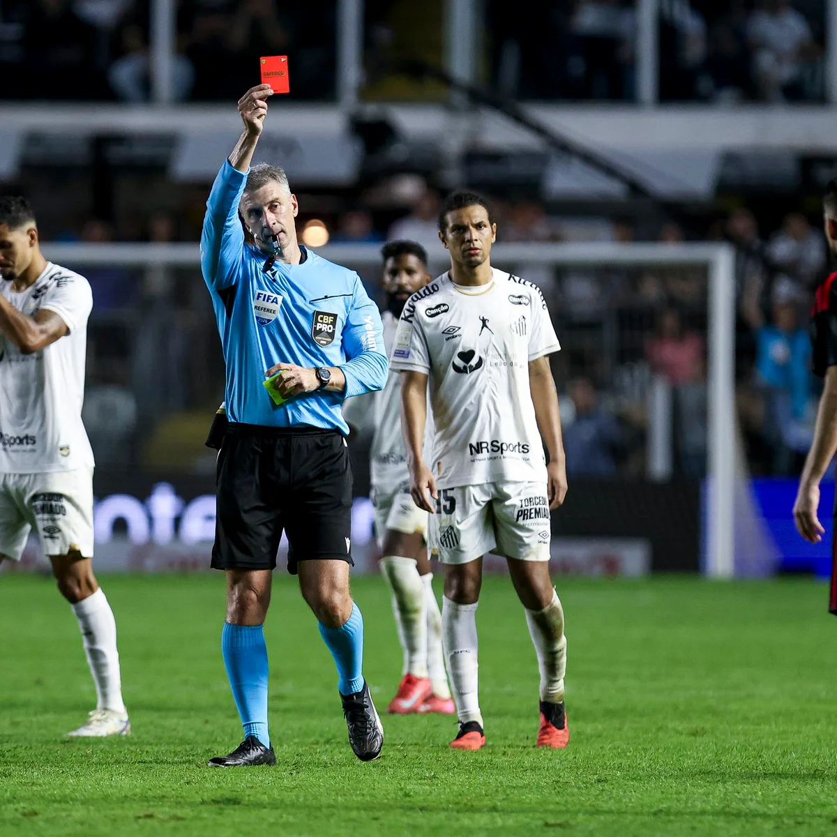 Brasileirão: VAR leva quase 10 minutos em Santos x Flamengo e bate recorde