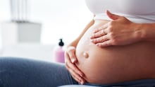 Britânica procura médico para investigar calombo na barriga e dá à luz um bebê inesperado