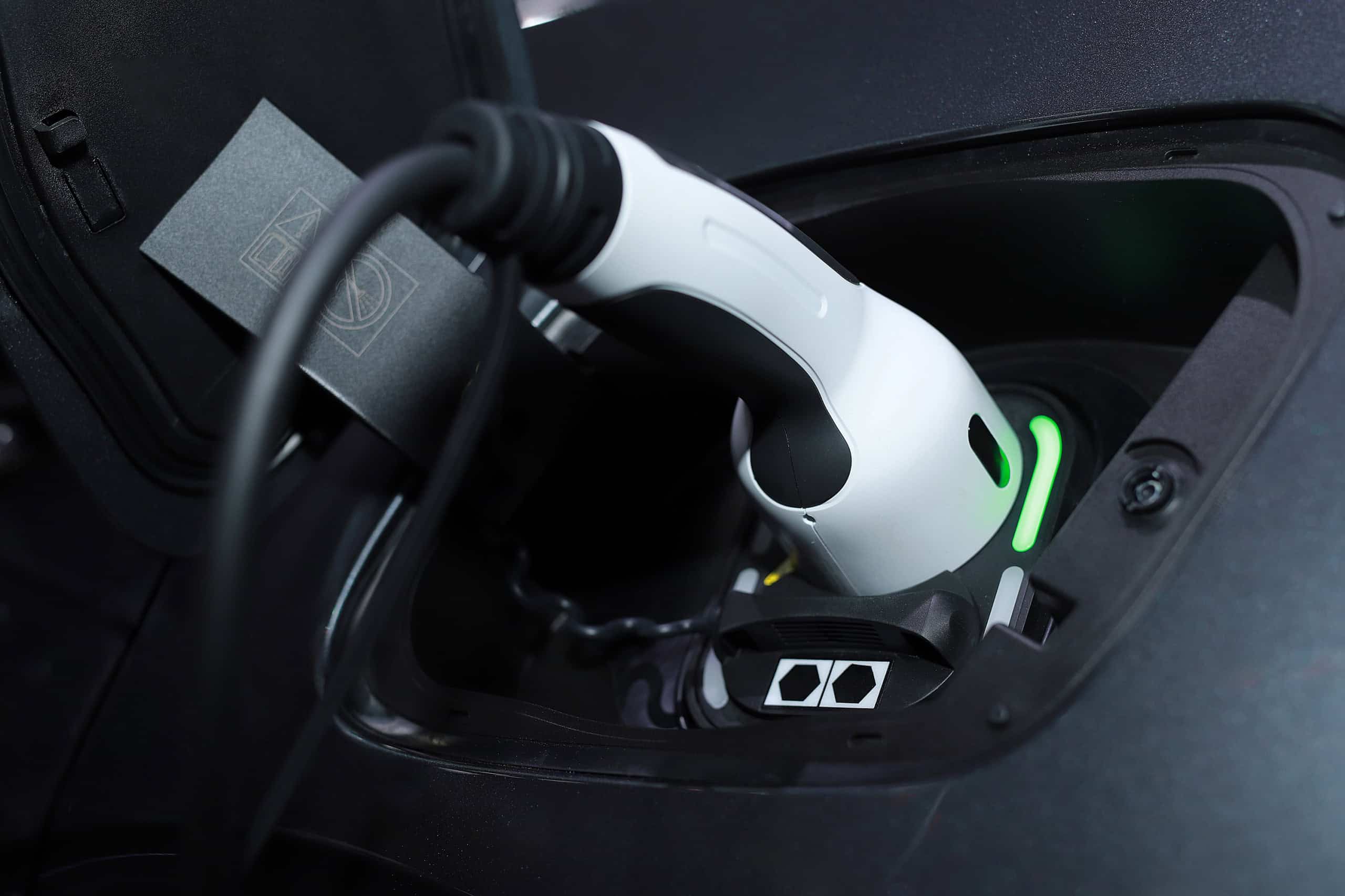 Gasolina cara leva brasileiros a considerar carros elétricos