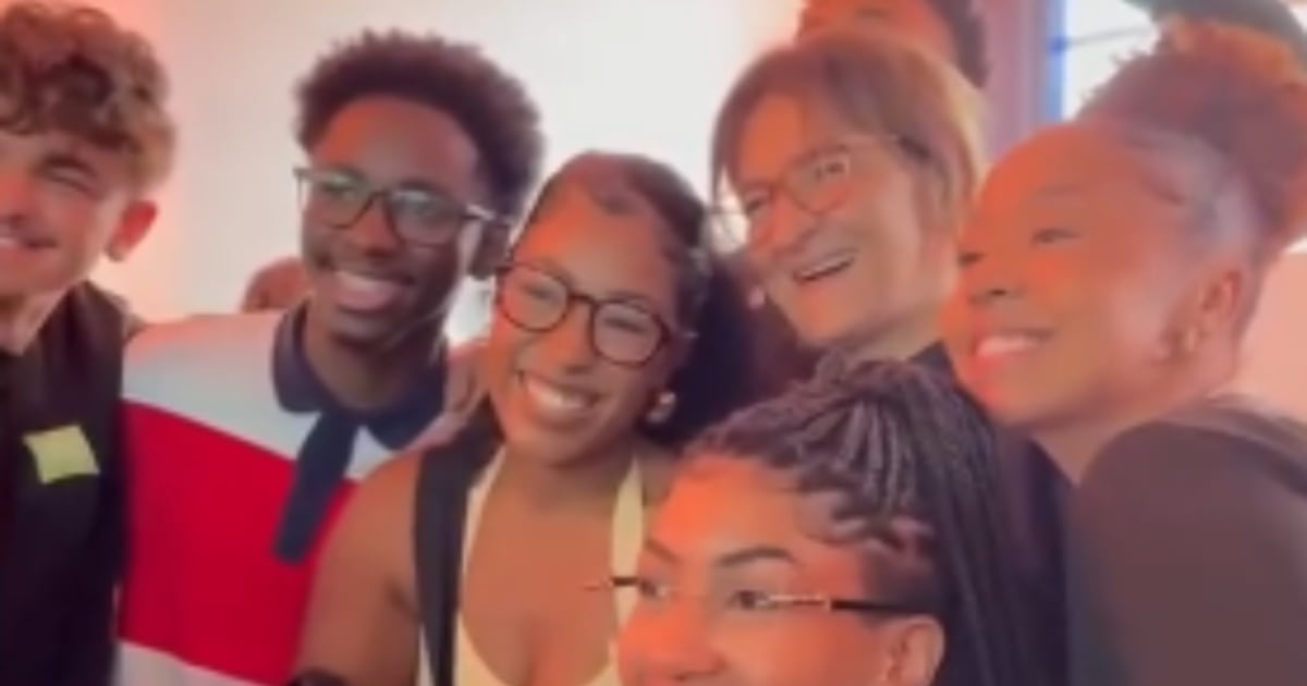 Mãe de Mbappé visita Etec em São Paulo e surpreende alunos com chamada de vídeo com craque; veja