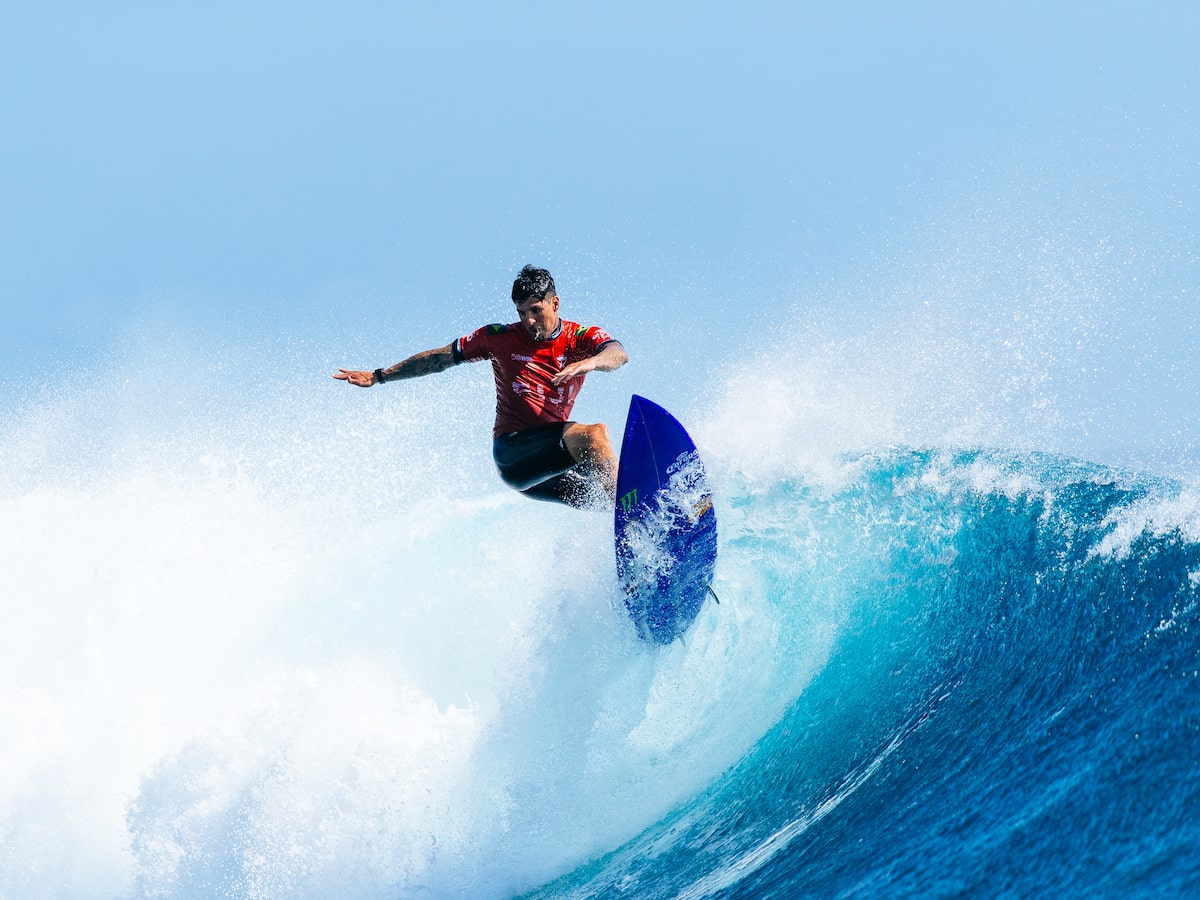 Surfe: norte-americano frustra brasileiros, bate Medina na final e leva etapa de Peniche na WSL