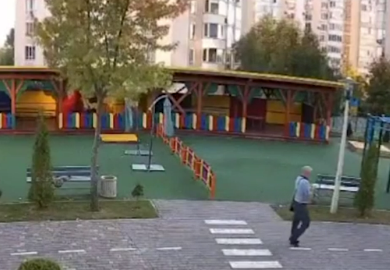 Homem escapa por pouco de ataque de drone russo perto de Kiev, capital da Ucrânia