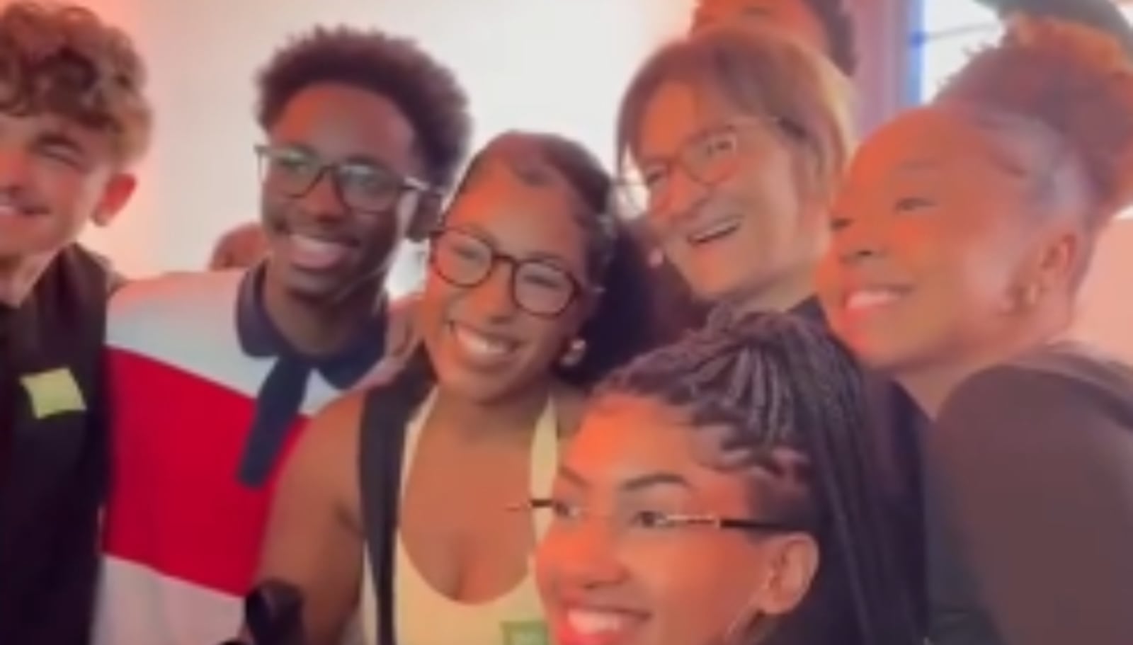 Fayza Lamari também posou para fotos ao lado dos estudantes durante a visita Reprodução/Instagram @cidadetiradentes - 20.10.2026
