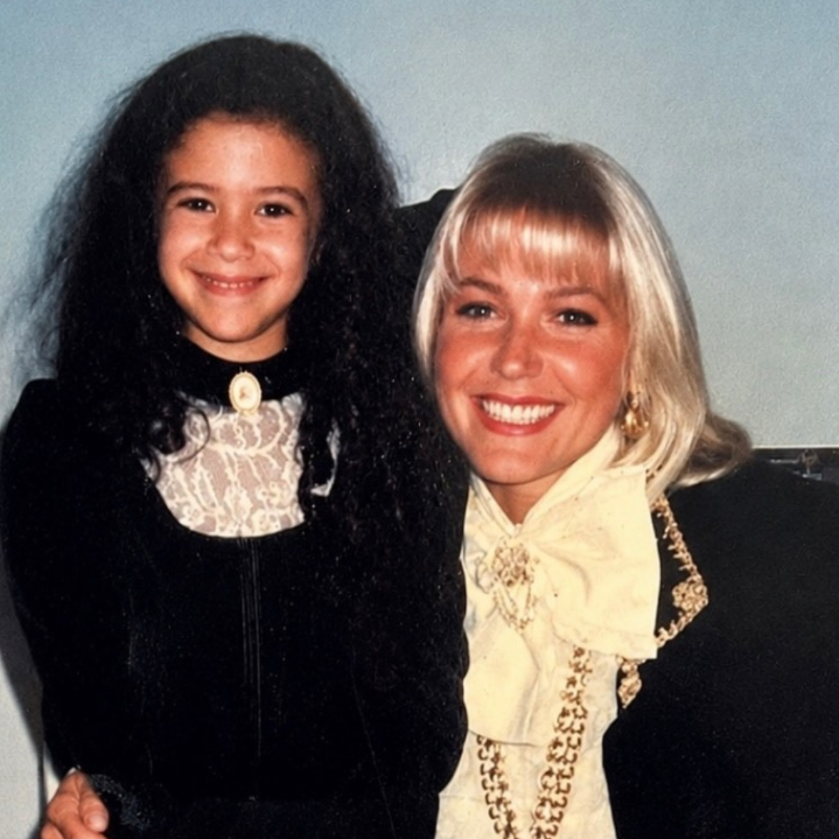 Ex-atriz mirim da Globo resgata foto com a Xuxa e comenta trabalho atual como educadora