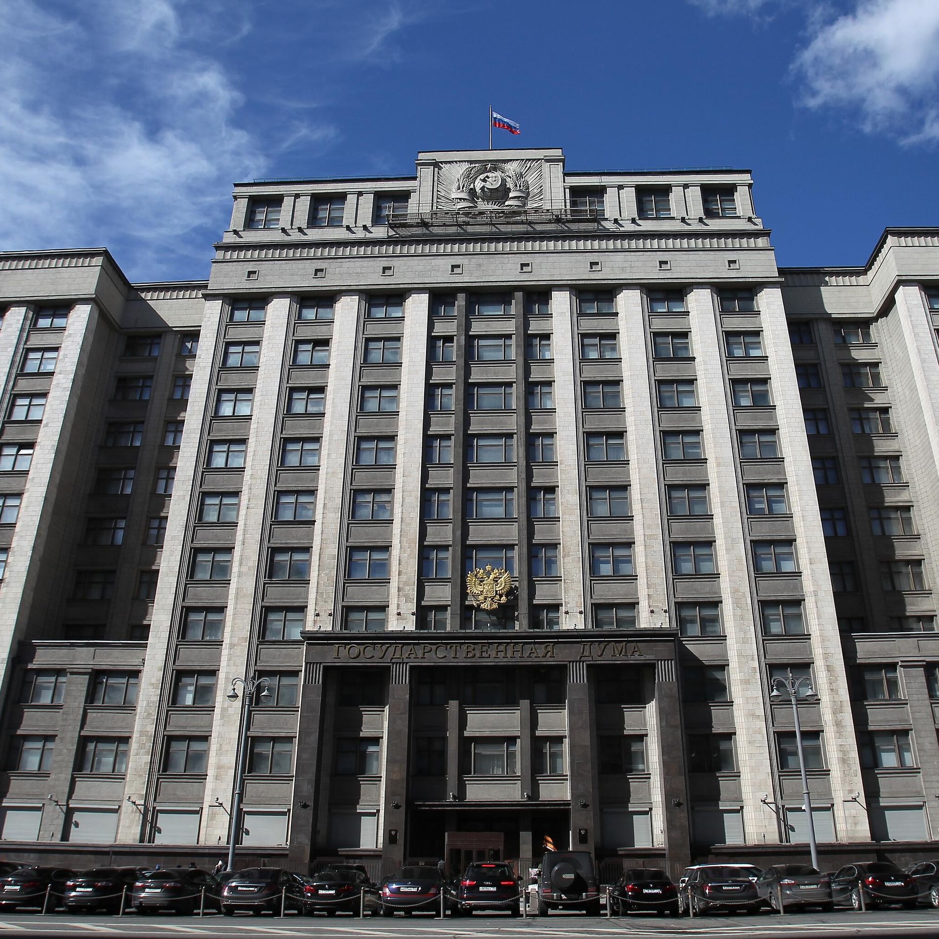 Deputado Svishchev: na Duma Estatal querem aumentar o limite de valor dos presentes para professores