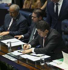 Plenário do Senado Federal durante sessão solene destinada à promulgação da que acaba com a escala de trabalho 6x1 Foto: Saulo Cruz/Agência Senado
