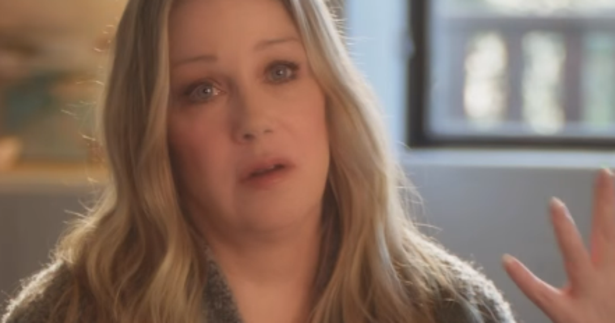 Christina Applegate chora ao contar que recebeu diagnóstico errado de esclerose múltipla: 'De volta à estaca zero'